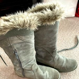 Used The North Face winter boots